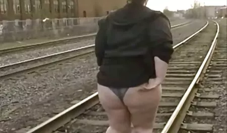 Maison sexe en groupe sur le canapé, jeune couple cinema vintage porn et adulte russe.