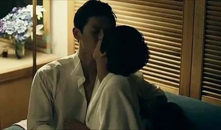 Une lesbienne affamée dans le sauna vintage cinema sex pour obtenir la brune pour nettoyer ses cheveux.