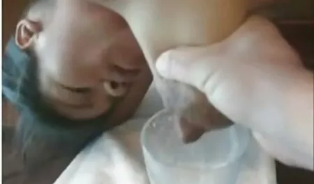 Un gros plan d'une fille vintage porno french blonde qui montre son cul se raser.