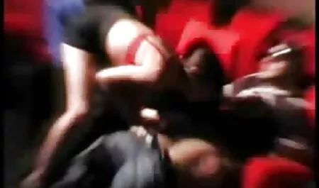 Une fille dort des deux côtés par des jeunes avec du poulet fort. sex film vintage