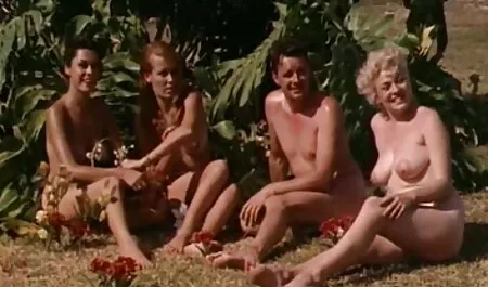 Homme en train de baiser autorisé à aller filme porno 1980 ensemble avec d'autres couples