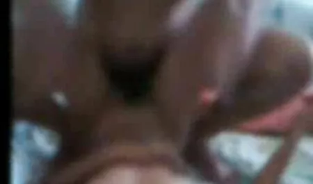 La voisine MILF s'habille euro porn classic comme un homme dans la salle de bain et l'a forcée à baiser.