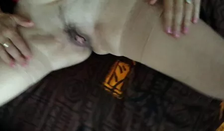 Une jeune pute russe vintage porno muvies est toujours accompagnée d'un homme excité.