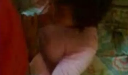 Homme films erotic vintage musclé qui mange des modèles après une pipe à l'extérieur