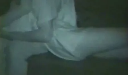 La fille aux petits seins a pris la bouche de l'homme et a sucé italianporn classic la caméra.