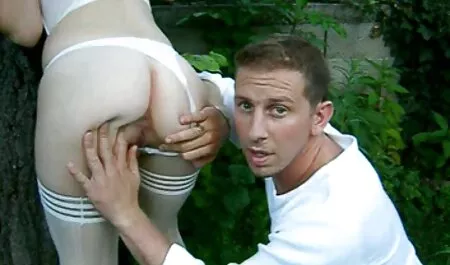 Le film porno retro francais gars russe a décidé d'aider un ami avec une bite dans le cul.