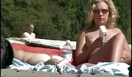 Un mec excité qui baise retro film sex une fille avec de petits seins dans deux trous à la fois.