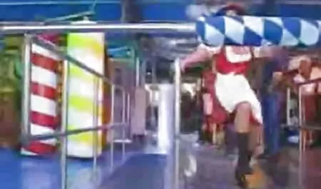Des amis video porno classic baisent une belle brune dans un vagin rasé.