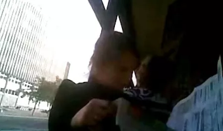 Fille avec de petits seins se déshabille et l'amène à un film pornos vintage orgasme