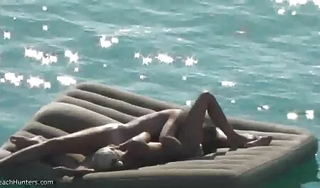 Une visite en bas avec le sexe sur le vintage porno streaming canapé avec une lesbienne médecin