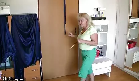 Deux porn classic 80 esclaves lécher les pieds, amant sexy li, et obtenir une pipe comme un cadeau.