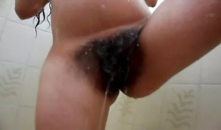 La jeune fille, gourmande, propose de laisser son pénis dans le vagin, le classic porn 90s poilu.