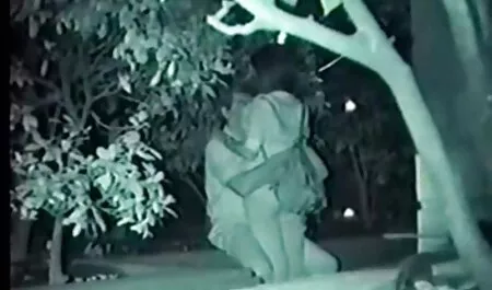 Adulte russe pute en bas donne un jeune homme dans la vintage porn gratuit chaise