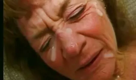 ♪ xxx russian vintage Ivre lesbiennes en bas ♪ ♪ baiser Betta et lécher les uns les autres ♪