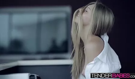 Deux jeunes lesbiennes profiter d'une bite en caoutchouc filme porno 1980 dans le vestiaire.