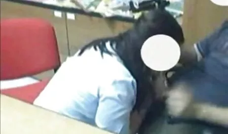 Le couple était assis video porno antique sur le canapé et avait des relations sexuelles anales.