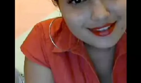 Une belle lesbienne jouer avec humide et vintage film sexe chatte rasée.