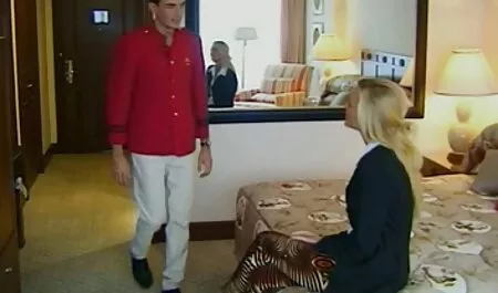 J'ai attrapé un petit retro movies tube ami avec la sangle attachée et baisé la brune dure.