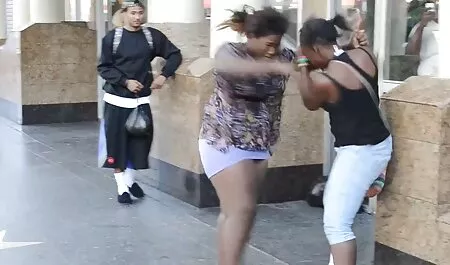 Deux filles russes et un homme ayant du plaisir porne classic