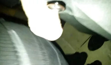 Jeune brune et adulte lesbiennes lécher classic film sex la chatte chaude sur le canapé.