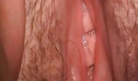 Pendant quatre minutes, une belle brune french vintage porno atteint un orgasme.