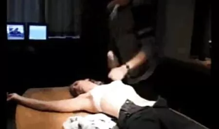 Avec le cul dans la bouche d'une fille russe qui a abandonné film porno retro dans des trous serrés