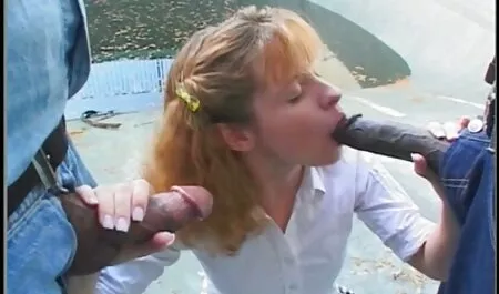Bella film porn 1980 slim brune avec des lunettes montrant sa chatte.