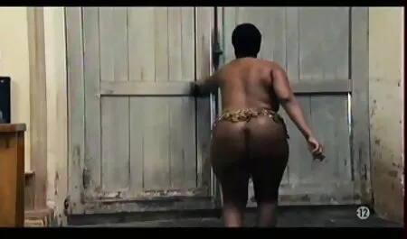 La salope de Russie a mis un pantalon noir dans sex film vintage un vagin en gros plan.