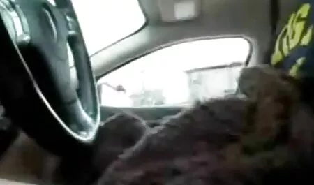 Jolie blonde en leggings qui s'est trempée dans l'huile et baisée avec un gode. vidéo x vintage