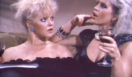 Belle vintage sex porn film brune russe à lunettes prend la bite dans sa bouche et la suce bien.