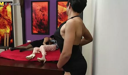 Sur le canapé le vieil cinema retro porn homme a déchiré la grande caméra blonde