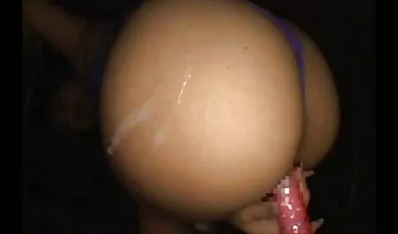 Les jeunes aiment le sexe un trio spontané dans le lit mature vintage video