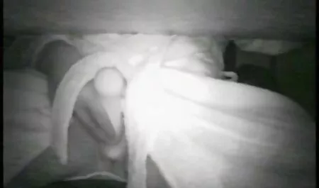 Un voisin est venu chercher du retro xxx vid sel et a baisé une belle femme avec du bien.