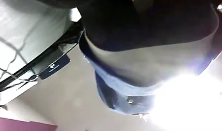 Brune chaude sucer la bite d'un homme pour vintage old porno le sexe sur ses toutous.