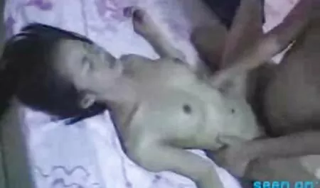 La fille qui s'est blessée en enlevant sa culotte et en porno full movie classic se masturbant.