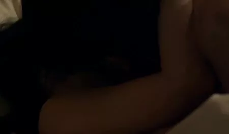 Une belle fille avec des tatouages prend un vintage film por long pénis dans sa bouche après une douche.