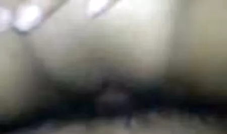 Brunette avec de l'huile ne peut pas refuser le sexe sur la vintage nude film Banque de masse.