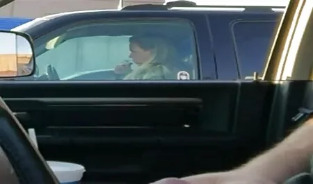 Mec riche avec un appareil photo à la main et mange la brune dans porno vintage francais complet la voiture.