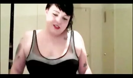 Salope nue film porno retro italien qui fait une attitude confortable et suce sa bite à la maison.
