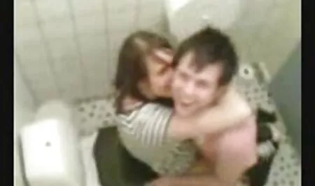 Le nez de l'homme avec l'aide de cunnilingus écarte les cheveux roux film complet porno vintage sur la bite anale