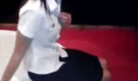 Mignon, maigre fille qui roule une porn classic 80 chatte sur sa bite, homme.