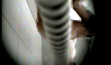 Brunette avec des doigts de cul serré, entrejambe poilue vintage striptease tube sur le sol.
