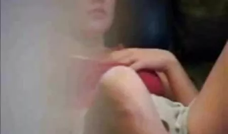 Sexy mère avec beau corps doigts sa classic porn 60s chatte humide