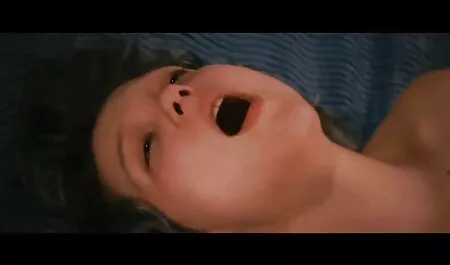 Héros amant dans un préservatif baise une fille aux cheveux longs vintage xxx stream