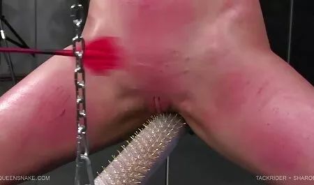 Douce film de sexe vintage blonde aux cheveux longs touchant sa chatte avec les doigts