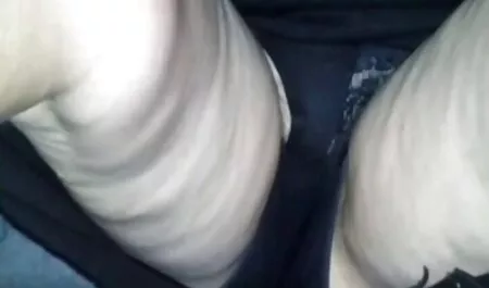 Sexe dans la voiture avec la vintage sex film tube blonde