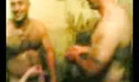 Les médecins qui s'inquiètent de faire entrer le patient dans les toilettes vintage film sexe à l'aide d'une caméra cachée.