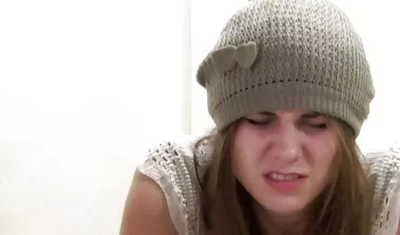 Petite blonde avec des coussins de panique sur la grosse bite de l'amant old classic porno