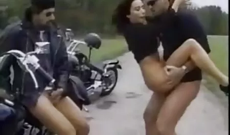 Le xxx retro classic désir de sexe couvrait la chienne d'un glamour.