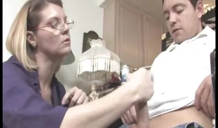 Un muscle sombre pousse une grosse bite dans vintage porno gratuit le cul de salope Russie